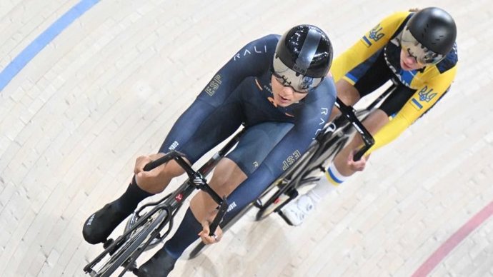 Ciclista española compitiendo junto a un corredor ucraniano.