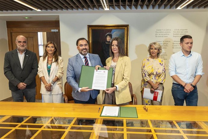 El portavoz parlamentario del PPdeG, Alberto Pazos, y la viceportavoz parlamentaria del PSdeG, Lara Méndez, firman el acuerdo sobre el gallego