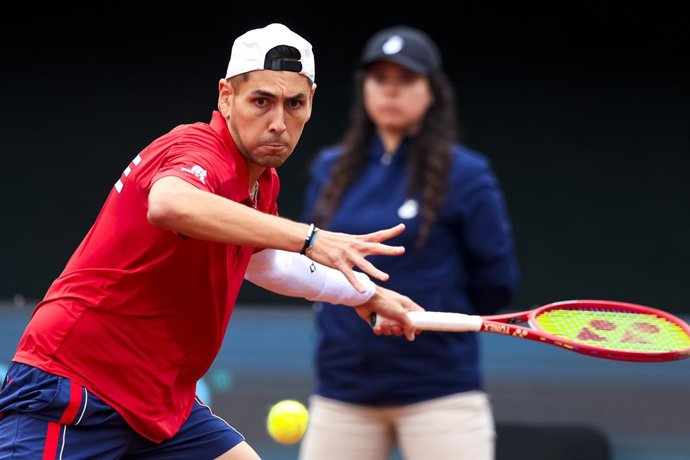 Tenis, Chile vs Espana. Copa Davis 2026. El jugador de Chile Alejandro Tabilo regresa la pelota frente a Daniel Merida de Espana durante el partido de singles de la Copa Davis valido por la segunda ronda de clasificatorios para el Grupo Mundials,