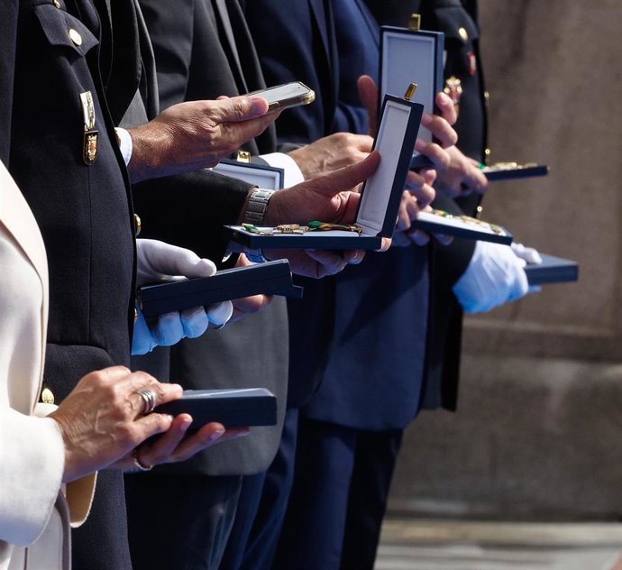 Archivo - Detalle de las medallas entregadas  durante los actos centrales del Día de la Policía en la Plaza Mayor de Valladolid