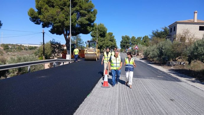 La delegada de Fomento en Almería, Dolores Martínez, visita las obras de asfaltado de la carretera A-334 a su paso por El Hijate, en Alcóntar (Almería).