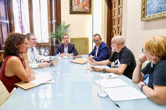 El presidente del Consell de Mallorca, Llorenç Galmés, en su reunión con representantes del GOB y Terraferida.