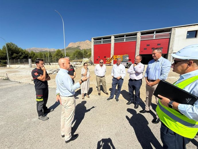 El presidente de la Diputación de Almería, José Antonio García Alcaina, visita las obras del primer retén de bomberos en Los Vélez.
