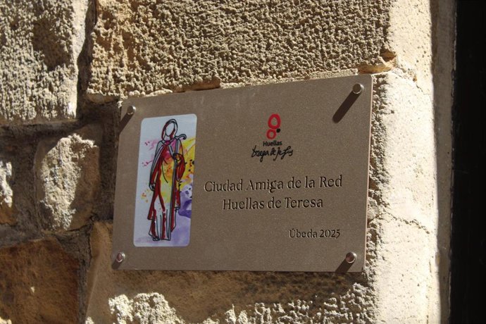 Imagen de la placa 'Tras las Huellas de Teresa'