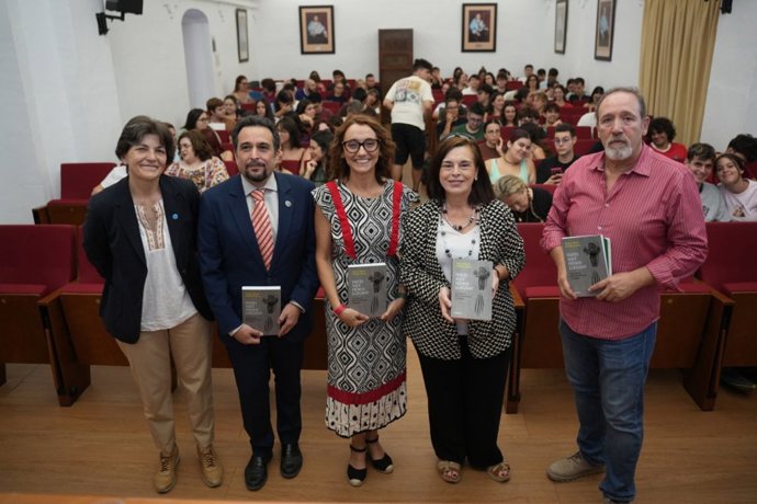 (Desde Izda.) Teresa Ortega, Javier Martín, Sara Pinzi, María José Ramos Y Francisco Acosta, En La Presentación Del Libro.