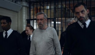 Primeras imágenes de The Wanted Man, serie protagonizada y producida por Hugh Laurie, con fecha de estreno en Apple TV