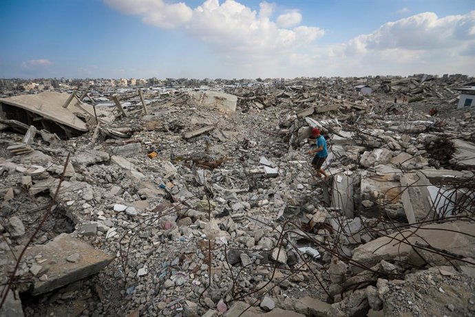 September 23, 2026, Gaza City, Gaza Strip, Palestinian Territory: Displaced Palestinians carry out their daily activities in northern Gaza City on September 23, 2026, amid difficult humanitarian conditions caused by continued displacement. Residents manag