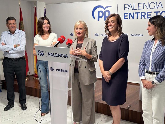 Leticia García se dirige a los medios de comunicación en la Junta Directiva Provincial del PP de Palencia.