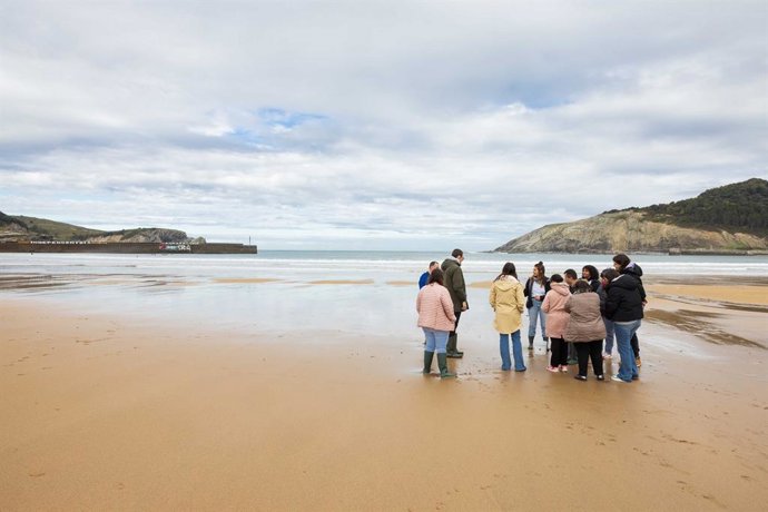 El proyecto EHU' ¡Atención! ¡No me aplastes! ' en una playa vasca