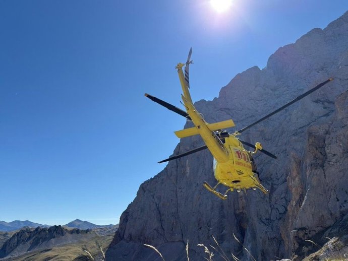 Rescatado en helicóptero un senderista enriscado en la Canal de Vidrio de Picos de Europa