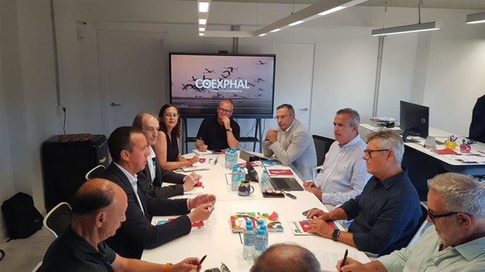 Representantes de la Mesa del Tren y Coexphal durante la reunión con el director general de Renfe Mercancías, Imanol Leza, y el subdelegado del Gobierno en Almería, José María Martín.