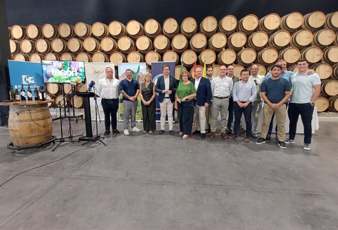 Las Bodegas Casknolia de Lucena (Córdoba) acogen la presentación de la XXVIII Cata de Moriles Expo Wine, que se celebrará del 23 al 25 de octubre y que este año se presenta bajo el lema 'Tesón'.