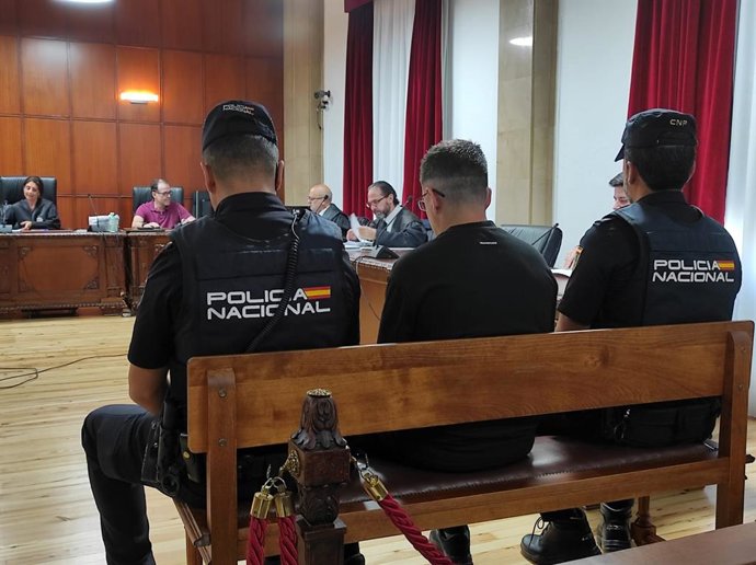 El acusado del asesinato de una mujer en Sabiote durante una de las sesiones del juicio