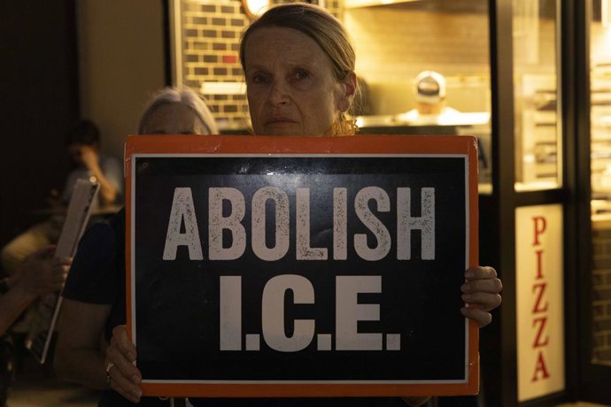 17 de setembro de 2026: Enquanto os participantes chegam para um evento do Clube dos Jovens Republicanos de Nova York com Greg Bovino (que não aparece na foto), manifestantes contra o ICE se reúnem do lado de fora segurando cartazes e lendo os nomes das p