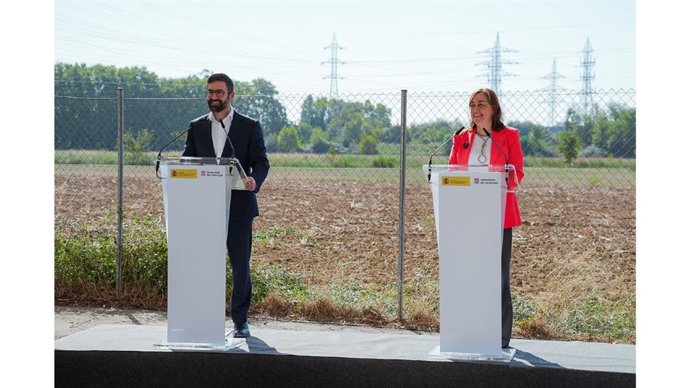 La consellera de Territori, Sílvia Paneque, amb el secretari d'Estat d'Energia, Joan Groizard