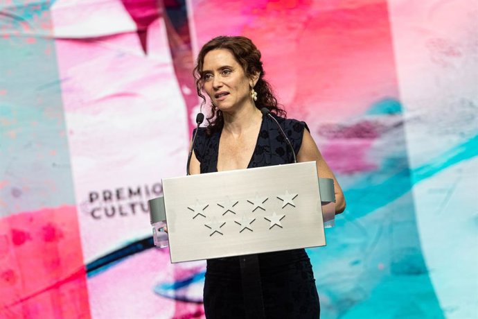 A presidente da Comunidade de Madri, Isabel Díaz Ayuso, discursa durante a cerimônia de entrega do XXIV Prêmio de Cultura do Governo Regional, no Teatros del Canal, em 21 de setembro de 2026, em Madri (Espanha). Os prêmios homenageiam 16 criadores, pe