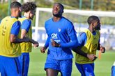 Foto: Fútbol.- AMP. El central madridista Ibrahima Konaté sufre una lesión en el ligamento colateral de su pierna derecha