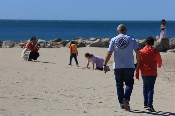Archivo - Las playas andaluzas, preparadas para la Semana Santa. Imágenes de playas de Cádiz en la mañana del Domingo de Ramos. En Cádiz, a 29 de marzo de 2026.