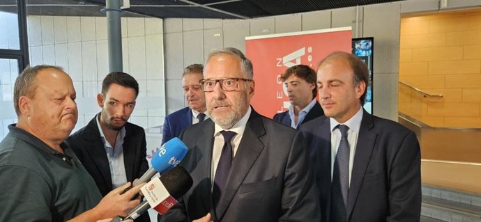 El vicepresidente primero y consejero de Desregulación, Familia y Ayudas Sociales, Carlos Pollán, atiende a los medios antes de clausurar la gala XXX aniversario de Castilla y León Económica