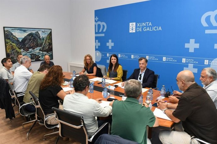 Ruenión de la conselleira do Medio Rural, María José Gómez, con representantes sindicales del SPIF