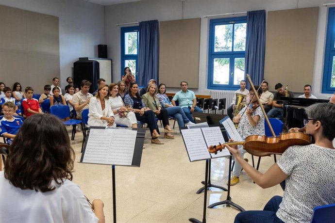 La alcaldesa de Zaragoza, Natalia Chueca, visita el Conservatorio Municipal Elemental de Música