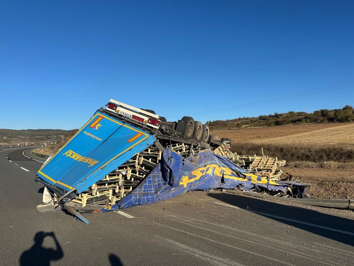 Fallece un operario de grúa y el conductor de un camión en el accidente de la A-67 en Aguilar (Palencia)