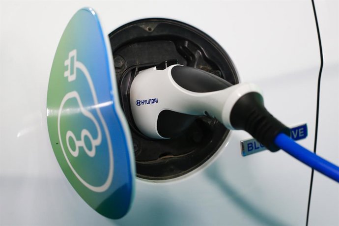Archivo - Chile.- Electromovilidad al alza: venta de vehículos eléctricos consigue nueva marca