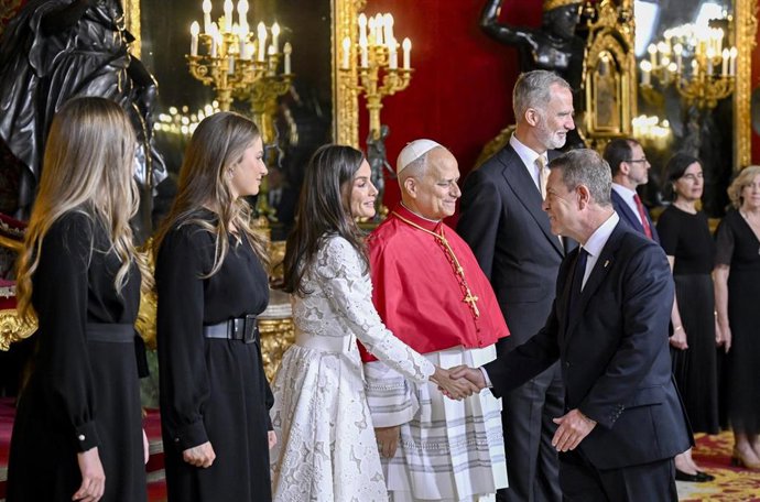 Archivo - El Rey Felipe VI; la Reina Letizia; la Princesa Leonor; y la Infanta Sofía asisten a la ceremonia de bienvenida al Papa León XIV, mientras el presidente de Castilla La-Mancha, Emiliano García-Page, estrecha la mano de León XIV, en el Palacio Rea