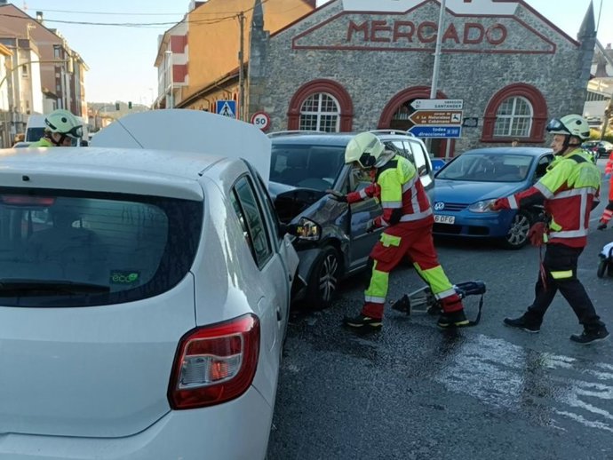 Dos heridos leves en una colisión frontal en la N-634 en Sarón