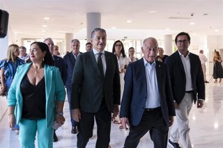 El vicepresidente primero de la Junta de Andalucía y consejero de Presidencia, Sanidad y Emergencias, Antonio Sanz, durante su visita al nuevo hospital de alta resolución de Roquetas de Mar.