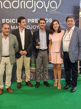 La consejera de Empleo, Empresa y Trabajo Autónomo, Rocío Blanco, durante la entrega a la familia Aguilar de Dios del premio a la Trayectoria Profesional en los I Premios MadridJoya.