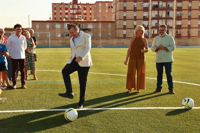 El presidente de la Diputación de Sevilla, Javier Fernández, junto a la alcaldesa de Castilleja de la Cuesta, Carmen Herrera, y al presidente del RCD Nueva Sevilla, Francisco Jurado Martín, en la inauguración del Estadio.