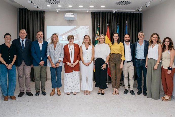 Foto de familia en la apertura de la Biblioteca 5.0