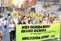 Cientos de vecinos de Erandio (Bizkaia) se manifiestan para defender los hogares de los inquilinos de 'Los ochos'