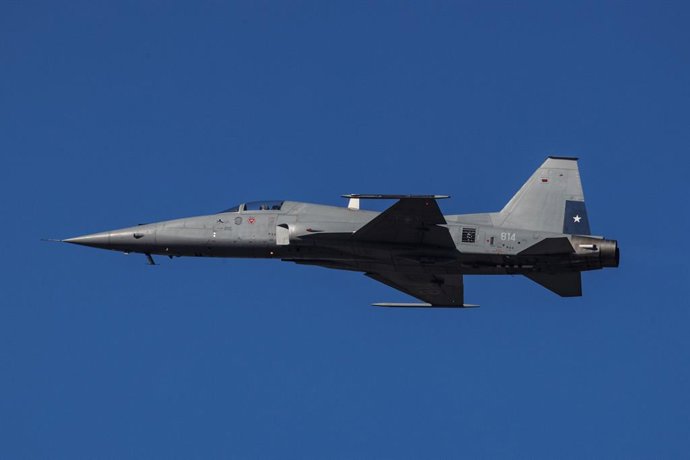 Santiago, 07 de Abril de 2026.  Vuelos de exhibicion como parte de la Feria Internacional del Aire y el Espacio Fidae 2026 en Pudahuel  Vuelo. De exhibicion del F-5 de la Fuerza Aerea de Chile  Diego Martin/Aton Chile