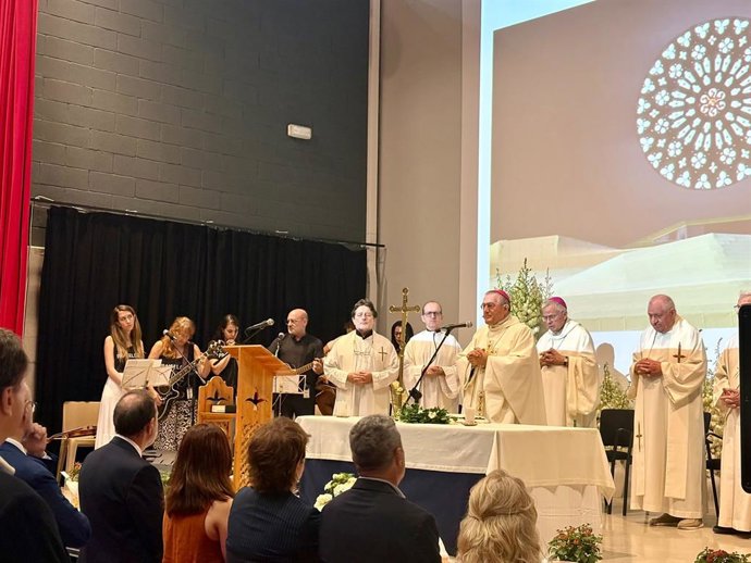 El nunci oficiant la missa