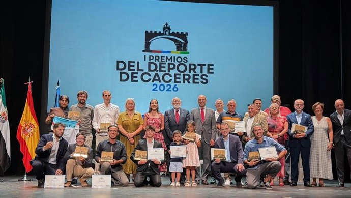 Foto de familia de los galardonados en la gala de los Premios del Deporte de Cáceres.