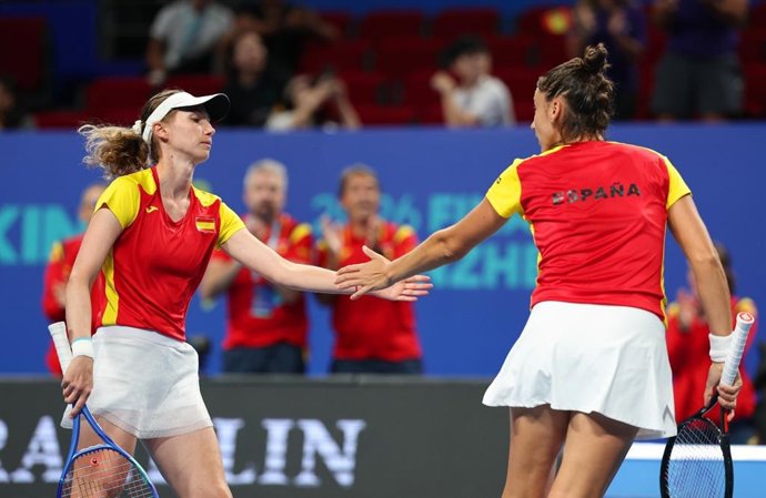 Las jugadoras españolas Cristina Bucsa y Sara Sorribes ante Kazajistán.