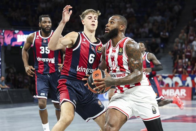 Stefan Joksimovic, do Kosner Baskonia Vitoria-Gasteiz, e Codi Miller-Mcintyre, do Olympiacos Piraeus, em ação durante a partida da 1ª rodada da temporada regular da EuroLiga da Turkish Airlines entre o Baskonia Vitoria-Gasteiz e o Olympiacos Piraeus, no F