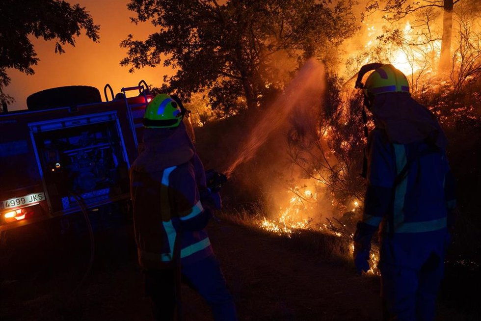 Varios bomberos trabajan en la extinción del fuego, a 24 de septiembre de 2026, en Calvos de Randín, Ourense, Galicia (España). La Consellería do Medio Rural ha declarado la Situación 2 en el incendio de Calvos de Randín (Ourense) como "medida preventiva"
