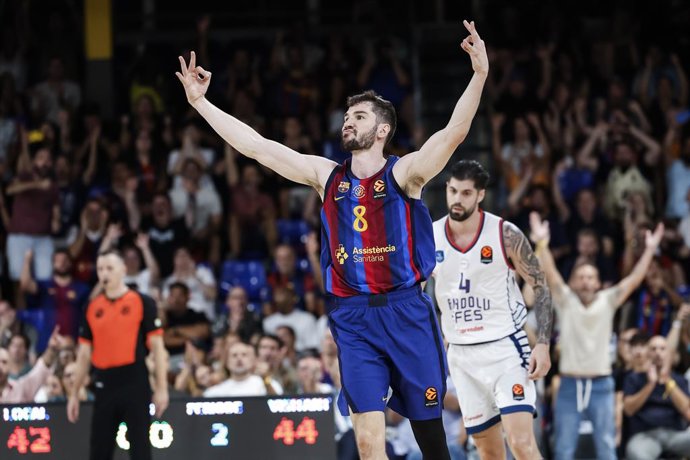 Dario Brizuela, do FC Barcelona, comemora uma cesta durante a partida da 1ª rodada da temporada regular da EuroLiga, disputada entre o FC Barcelona e o Anadolu Efes no Palau Blaugrana, em 24 de setembro de 2026, em Barcelona, Espanha.