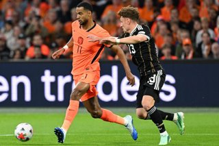 24 September 2026, Netherlands, Amsterdam: Netherlands' Cody Gakpo (L) and Germany's Philipp Treu battle for the ball during the UEFA Nations League A group 2 soccer match between Netherlands and Germany at Johan Cruyff Arena. Photo: Federico Gambarini/dp