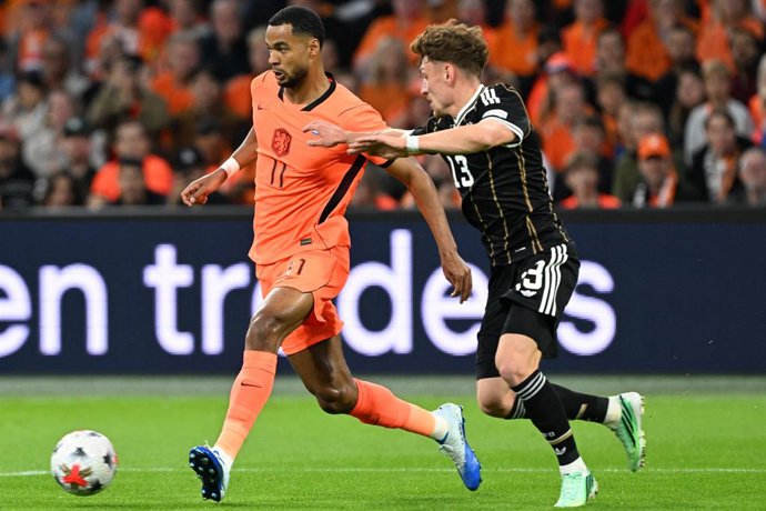 24 de setembro de 2026, Holanda, Amsterdã: Cody Gakpo (à esquerda), da Holanda, e Philipp Treu, da Alemanha, disputam a bola durante a partida de futebol da Liga das Nações da UEFA, Grupo 2 da Liga A, entre Holanda e Alemanha, na Johan Cruyff Arena. Foto:
