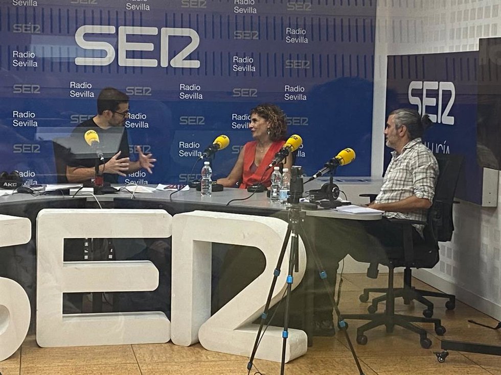La secretaria general del PSOE-A, María Jesús Montero, en una entrevista en la Cadena SER.