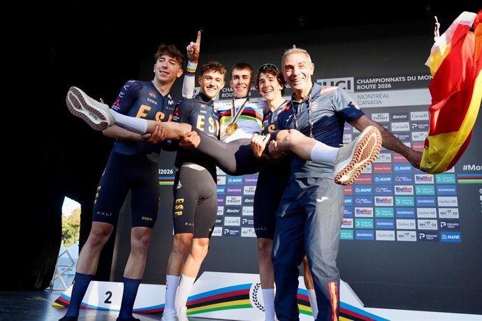 Benjamín Noval comemora sua medalha de ouro na prova de estrada do Mundial de ciclismo de estrada.