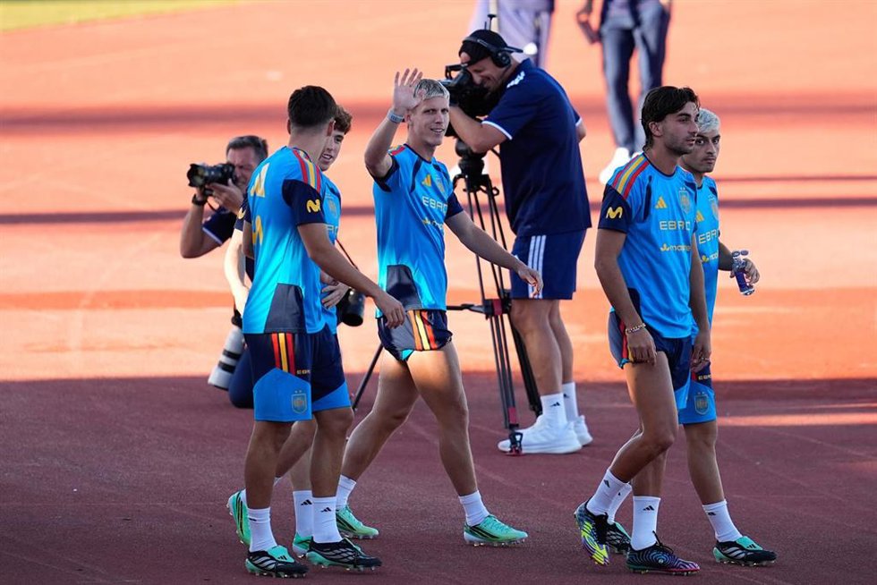 Dani Olmo saluda a la grada durante un entrenamiento de la selección española en la Ciudad del Fútbol de Las Rozas