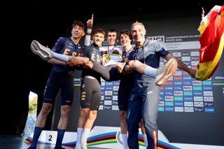 Benjamín Noval celebra su medalla de oro en la prueba en ruta del Mundial de ciclismo en carretera.