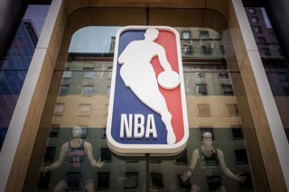 Archivo - FILED - 16 September 2023, US, New York: The logo of the US Basketball League NBA is pictured on an NBA fan store in Manhattan. Photo: Michael Kappeler/dpa