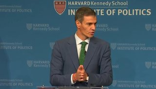El presidente del Gobierno, Pedro Sánchez, interviene en el John F. Kennedy Jr. Forum, de la Universidad de Harvard, en Boston.