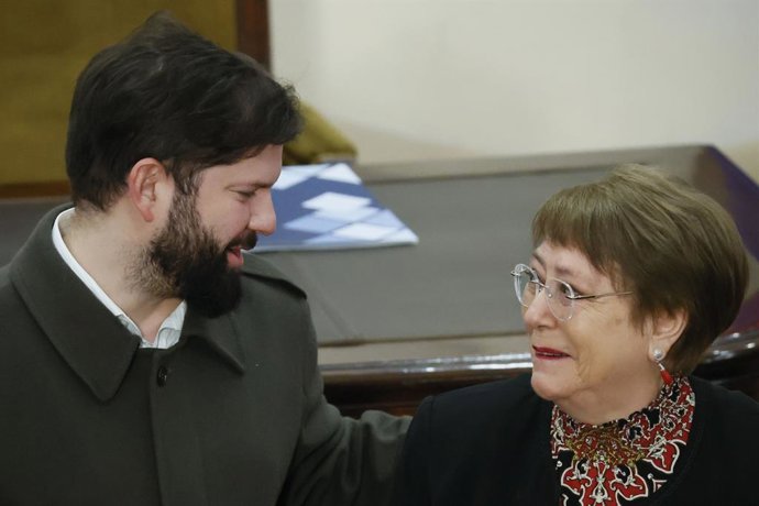 Santiago 19 de agosto 2024. El Presidente de la Republica, Gabriel Boric,  junto a la expresidenta Michelle Bachelet, participa de la conmemoracion del aniversario N¡ 70 del Consejo de Rectoras y Rectores de las Universidades Chilenas.   Dragomir